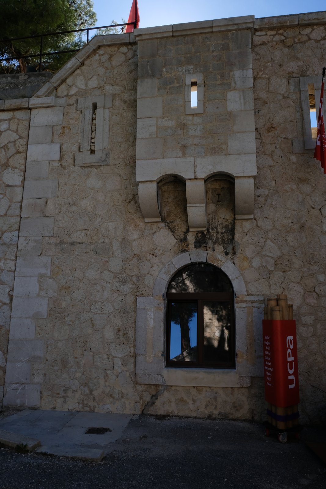 Signalétique et entrée du centre UCPA de Niolon